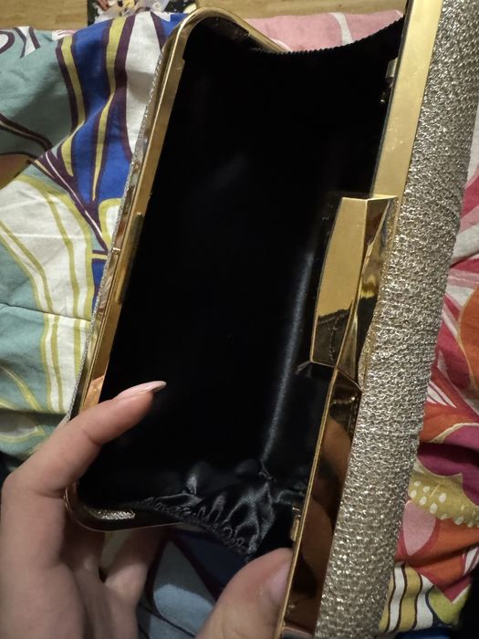 Златен блестящ клъч