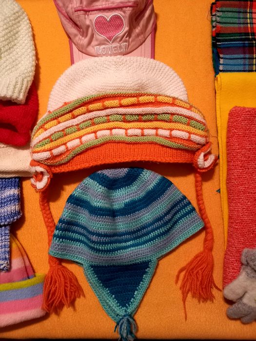 Продавам детски шапки, шалове и ръкавици.