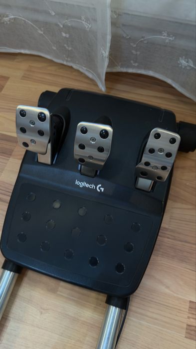 Volan Gaming Logitech 920 cu pedale și schimbător – Stare foarte bună