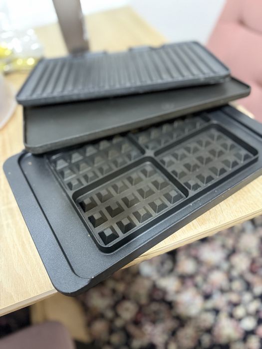 Гриль DeLonghi с насадками в комплекте