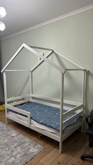 Кровать детская с матрасом