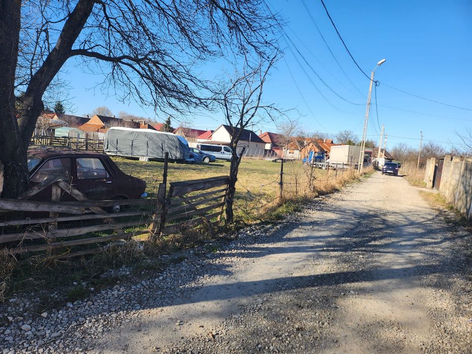 Vand teren intravilan 1485 m2 cu acces la 2 străzi.