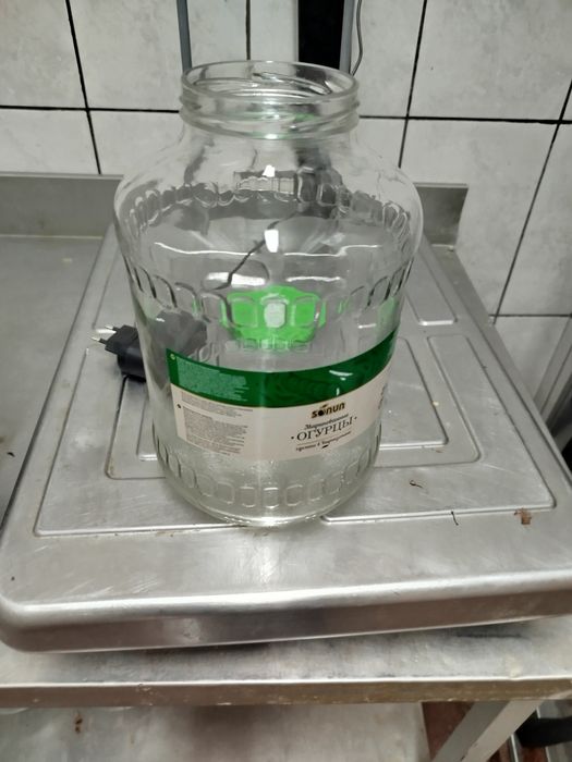 Продам 3 литровые банки Винтовые