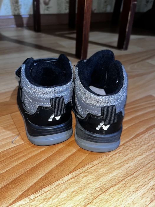 ботинки и крассовки за 4500тенге