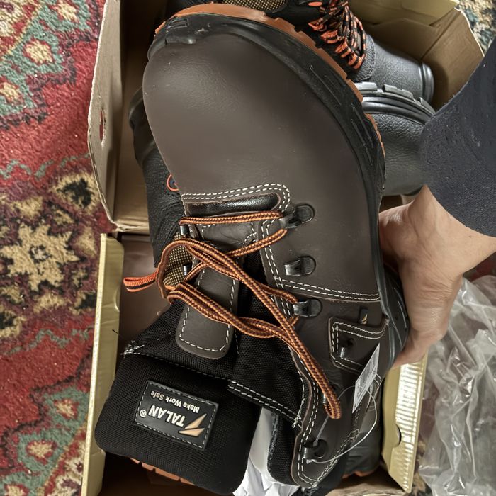 Продам спец ботинки