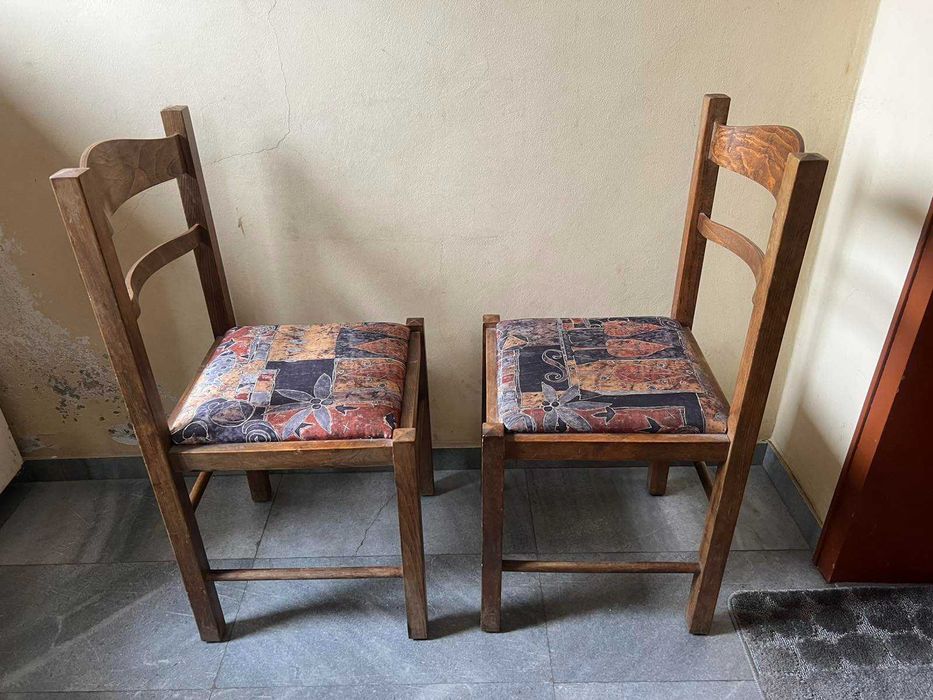 Столове дървени /масив/ с тапицерия на седалката - 8бр