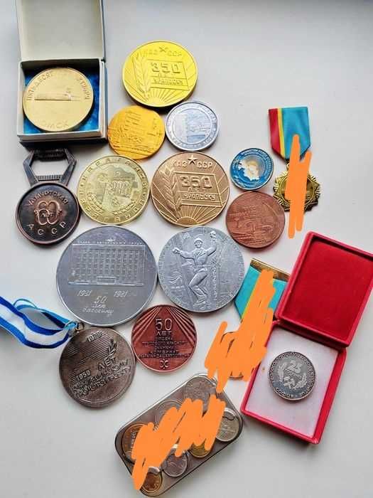 Настольные планкетки значки