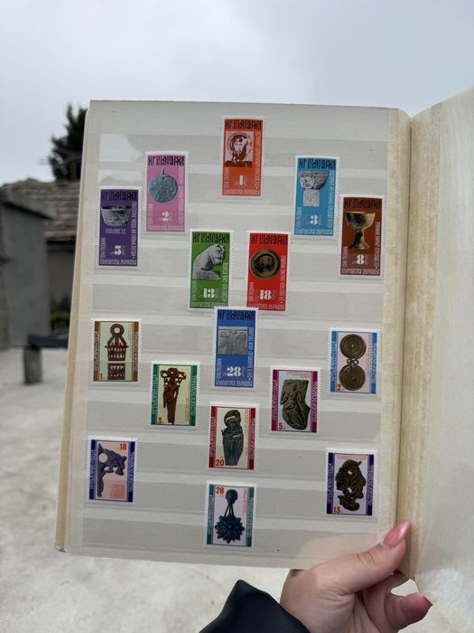 Голям класьор с различни пощенски марки