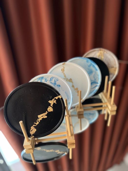 Свечи в вазочке девушка