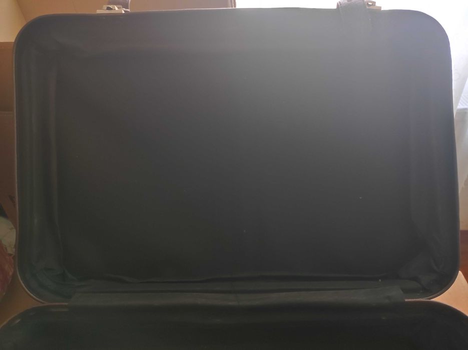 Troller / geamantan cu 2 role, stare f. buna, cca 70 x 50 x 15 cm, piele ecologica rezistenta si impermeabila, cheie