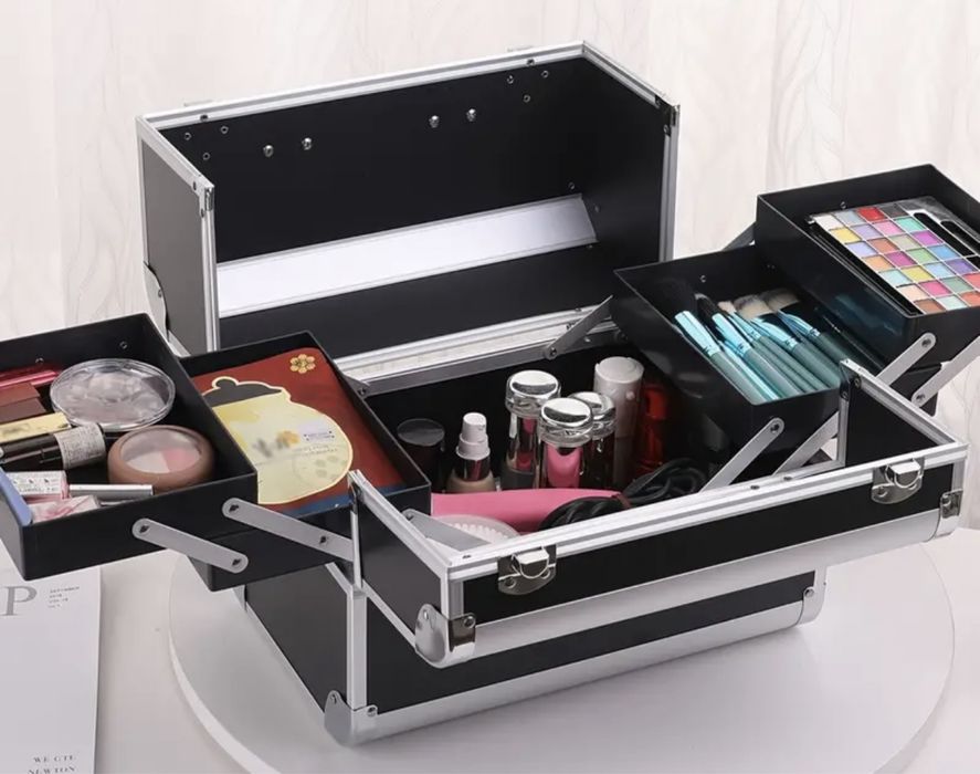 Куфар за грим различни цветове