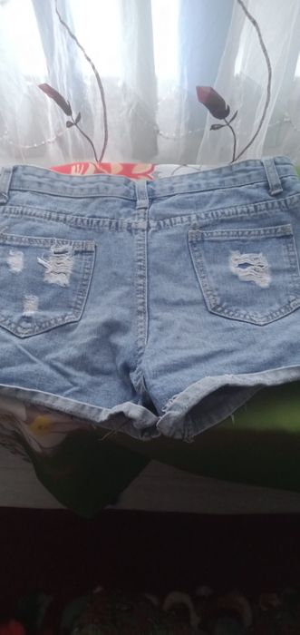 Продам две. пары джинсовые шорты.