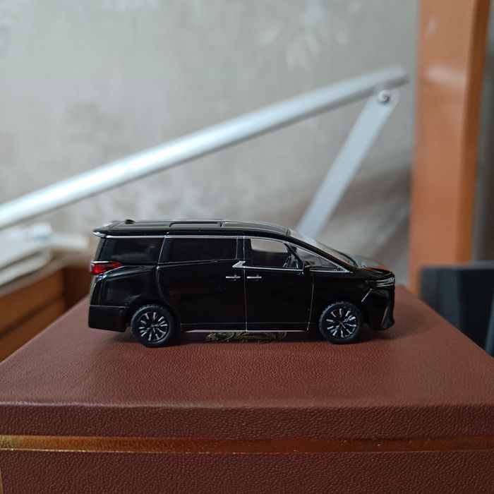 Toyota Alphard 2023 1:64 Hot Wheels