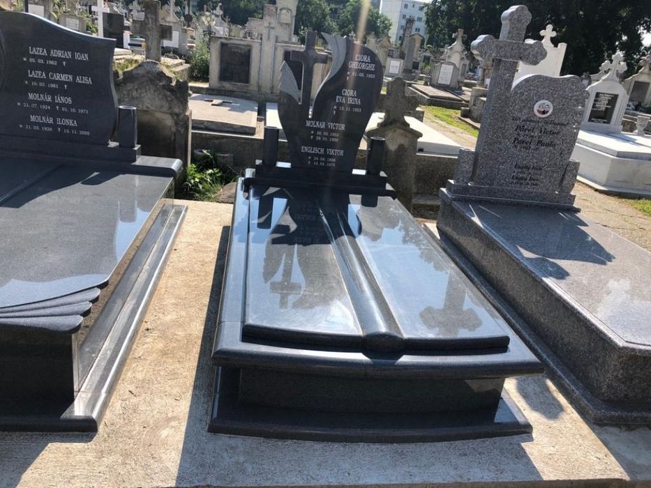 Vând monumente funerare