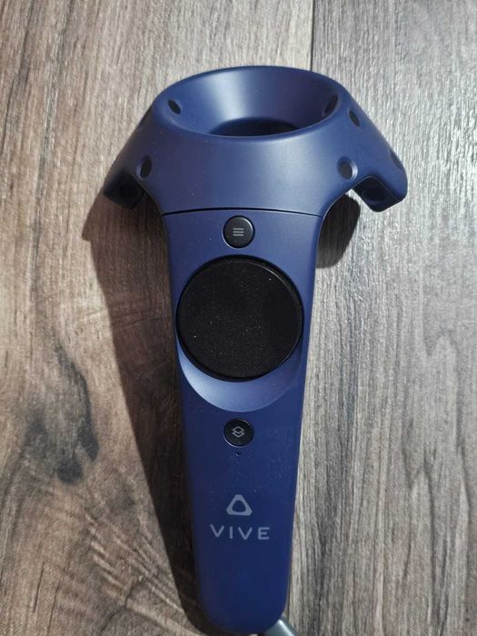 Set complet VIVE Pro 2 (ochelari VR) + tripod pentru statii (2 buc)