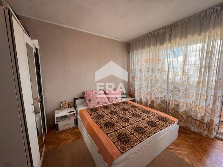 ЕКСКЛУЗИВНО! Тристаен, среден апартамент с източно изложение за продаж