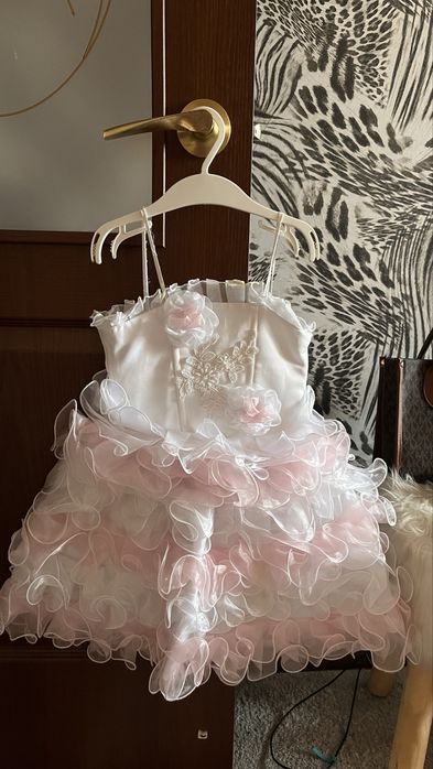 Платья на девочку , каждое по 2000, красное-3000