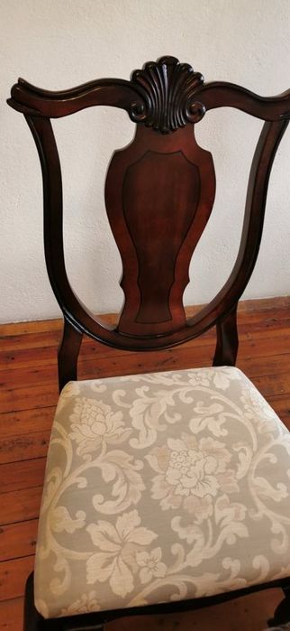 Трапезна маса със столове.