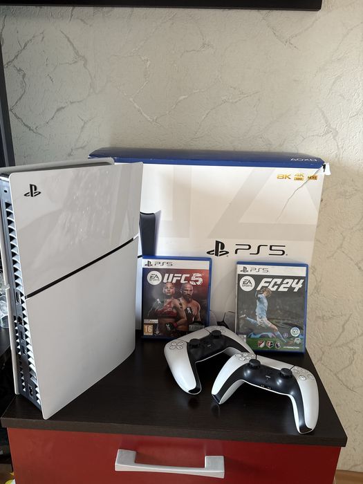 Playstation 5 с два контролера, UFC 5 и FC4