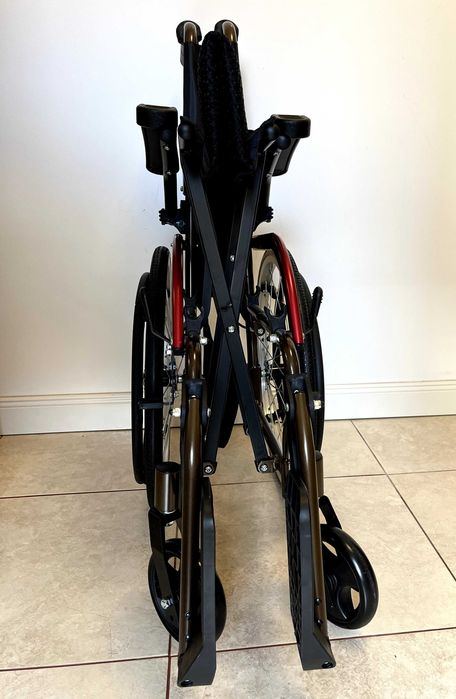 Scaun cu rotile ultrausor din aluminiu, pliabil, cu manere rabatabile