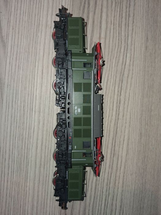 Locomotiva electrică ROCO BR194 cunoscută și cu denumirea "crocodil"