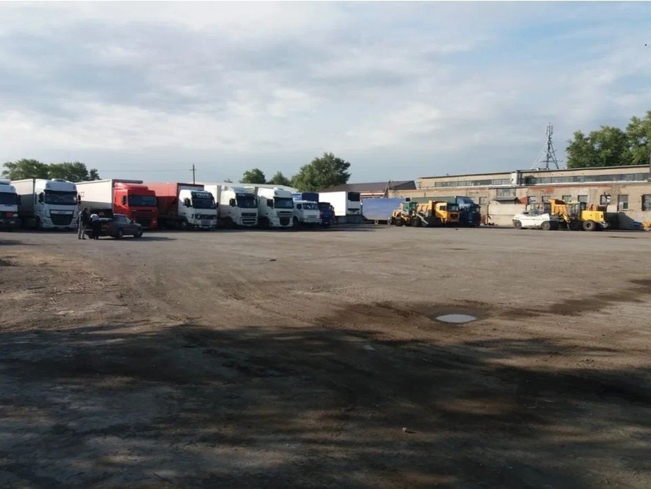 Стоянка для грузовиков и спецтехники