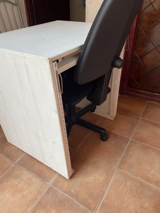 Vind urgent  trei birouri  noi unul de dimensiuni mici .,