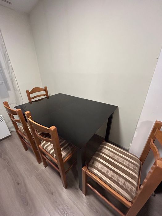 Комплект: разтягаща се маса и 4 стола