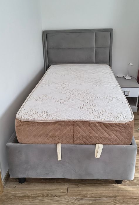 Vând pat cu ladă de depozitare + noptieră + saltea