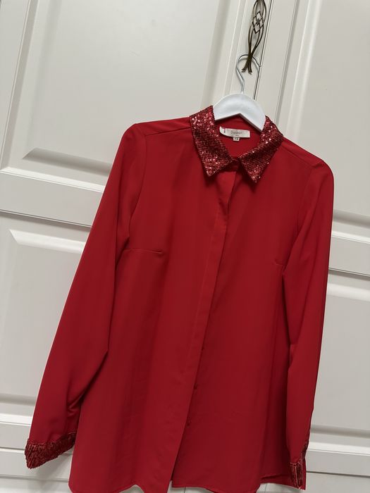 красная рубашка с пайетками на руковах, не просвечивает