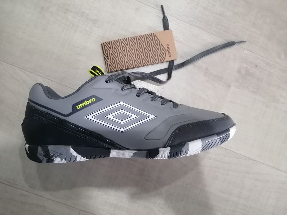 Футзалки umbro продам