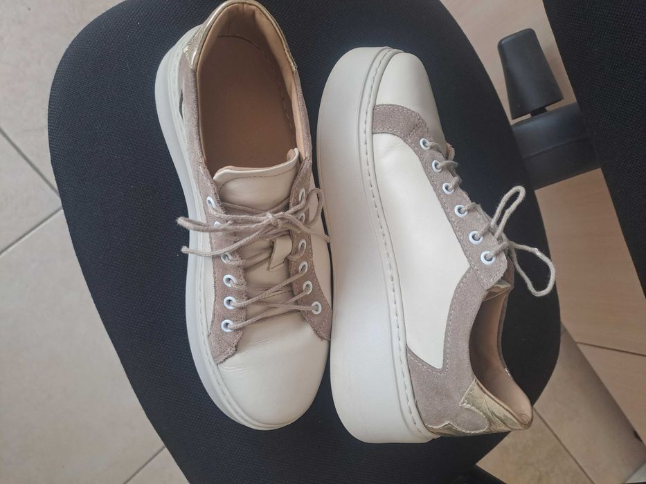 Бежови сникърси с платформа от естествена кожа в бежово и златно