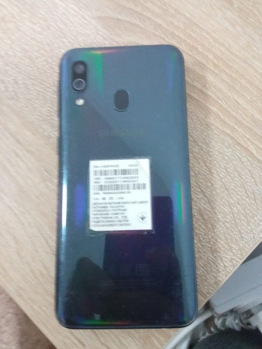 Продам телефон Samsung a40