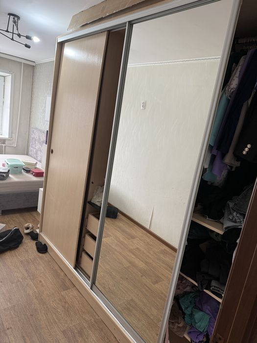 Продам шкаф в спальлю с зеркалом