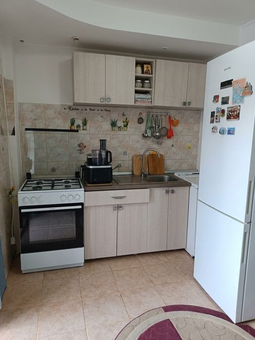 Apartament 3 camere, decomandat, zonă Ostroveni