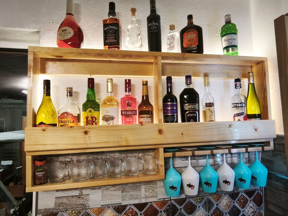 Raft suport perete bauturi, sticle și pahare whiskey / vin