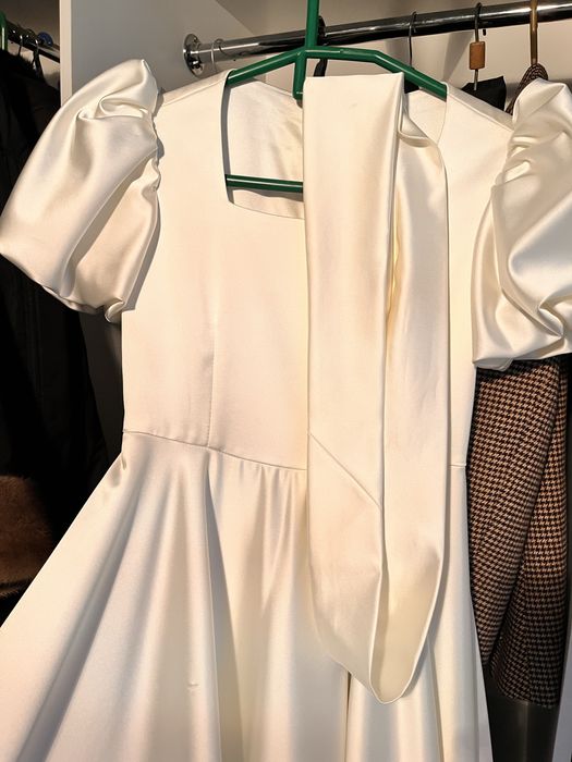 Белое атластное платье