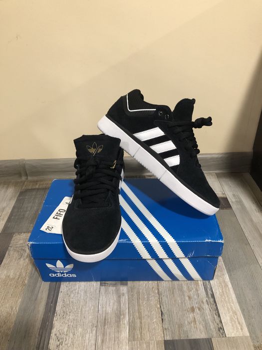 Кецове Adidas Tyshawn black