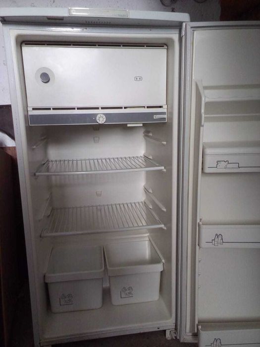 Продам  рабочий  холодильник в хорошем состоянии .