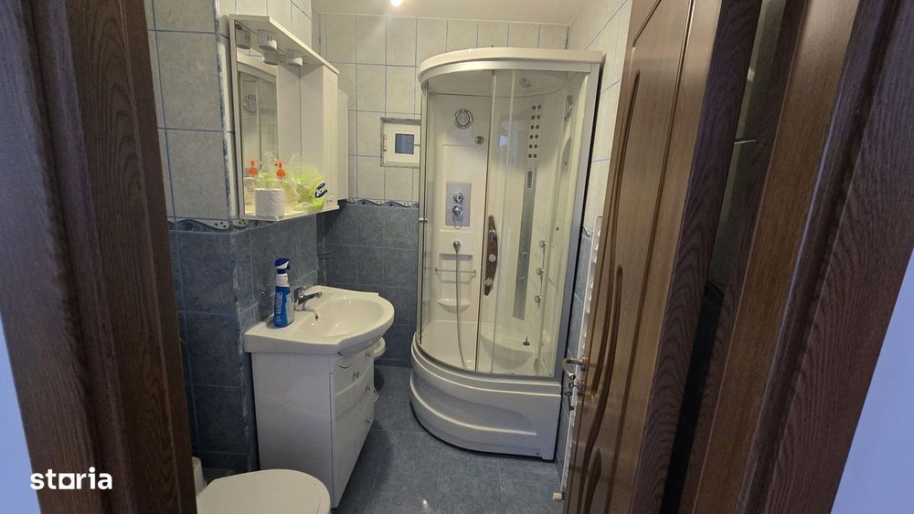 Vand 2 camere et 1,zona centrala
