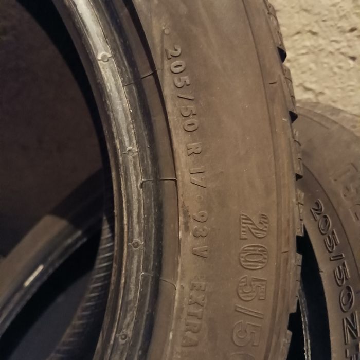 Зимни гуми 205/50/17-2 броя 35 лева