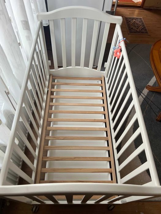 Patut din lemn si saltea pentru copii foarte putin folosit