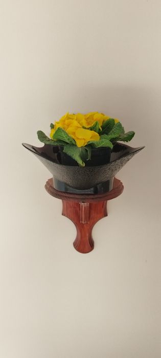 Цветарник /стенна поставка за цветя