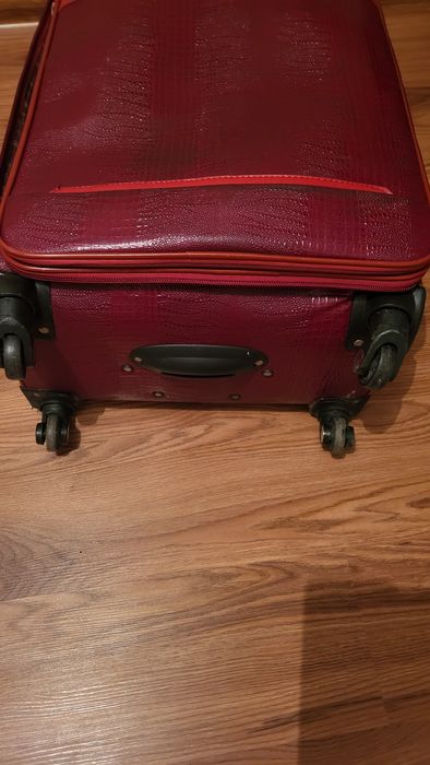Продам чемодан в отличном состоянии