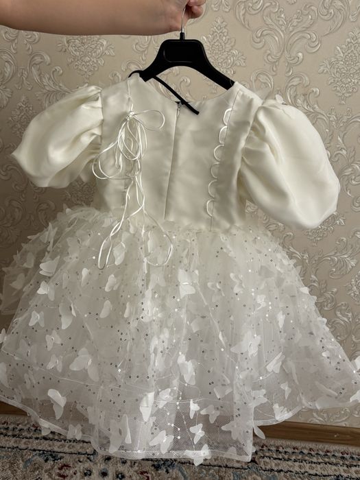Белое платье с бабочками в прокат