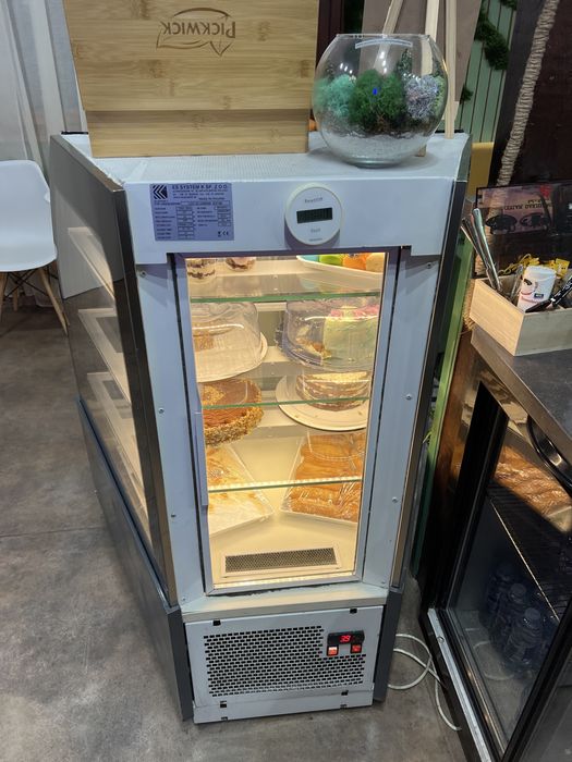 Ъглова сладкарска витрина