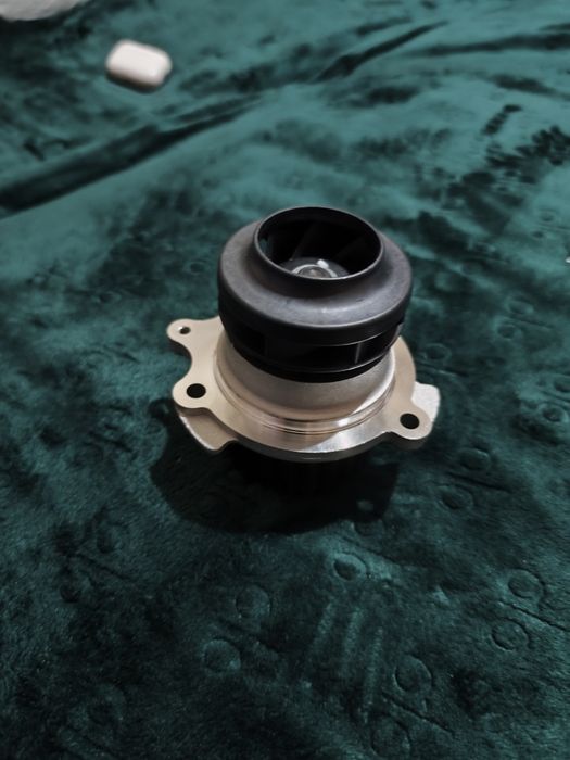 Срочно Продам водяной насос (помпа) лада веста