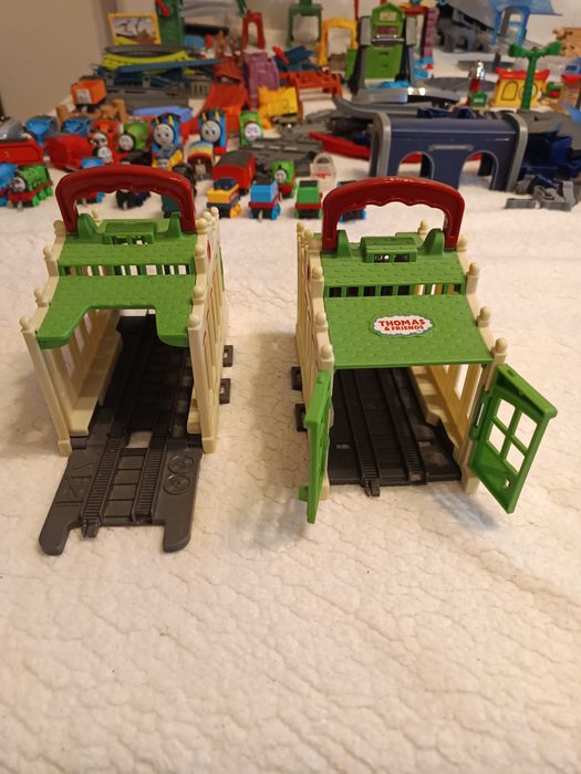 Se vând diverse trenuri,sine, macaze,poduri cu lumina fara lumină etc.