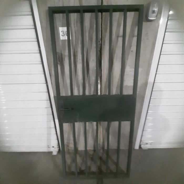 Метална  входна врата заедно с рамката