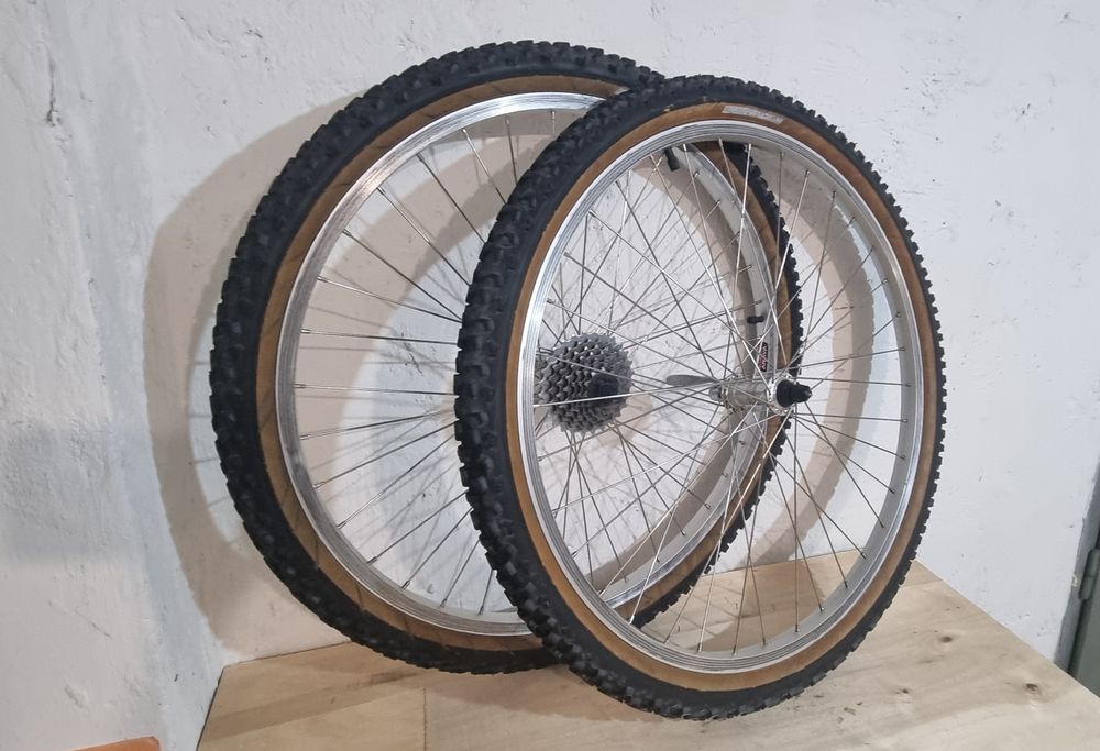 Set roti MTB 26"
Jante aluminiu ARAYA cu uzura minima,
Spite aliaj, 
Caseta pinioane 8 viteze,
Butuci Shimano,
Cauciucuri IRC METRO 26x1,5 in stare f